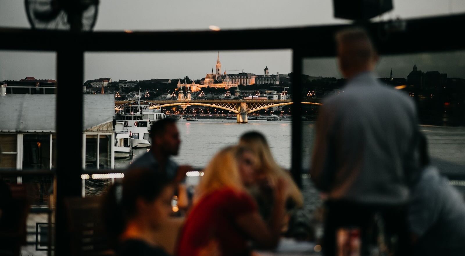 Esti vacsora a hajó teraszán, háttérben a kivilágított Mátyás-templom, a Halászbástya és a Margit híd